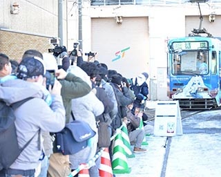 北海道札幌市の路面電車が車両まるごと「雪ミク」に！担当声優のアナウンスも