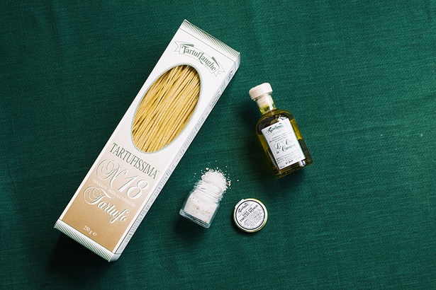 「タリオリーニ トリュフ入り(250g)」2300円、「白トリュフ塩(30g)」2200円、「白トリュフオイル(100ml)」3800円/すべてTARTUF LANGHE