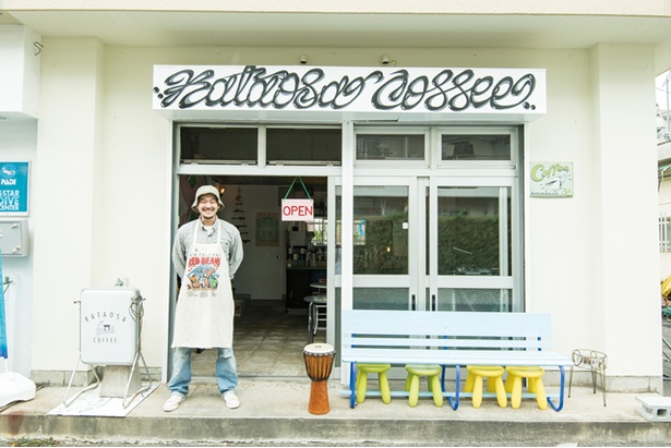 店主の萬野貴博さん。「美松コーヒー」での修業を経て独立開業 / KATAOSA COFFEE