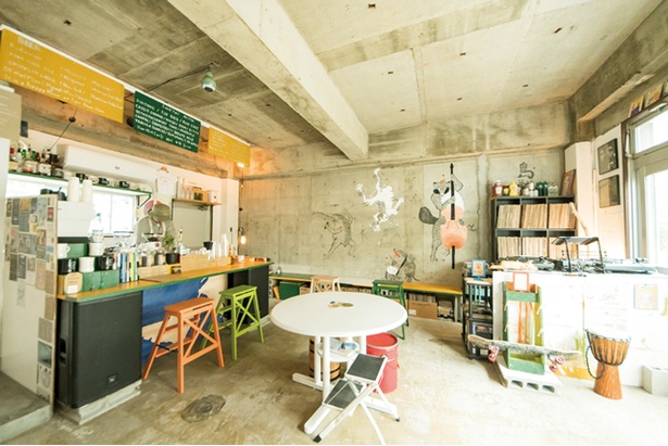 御島崎商店街の一角。壁にはグラフィックアート、DJブースもあり / KATAOSA COFFEE