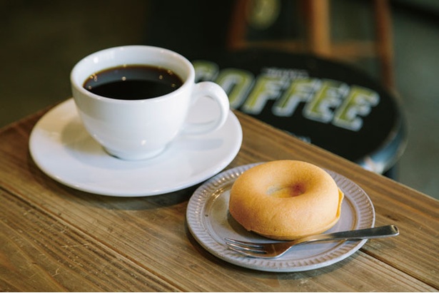 【写真を見る】焙煎度合いを3種類から選べるホットコーヒー(450円・税込)としっとりとした食感のバンクスドーナツ(220円・税込) / BANX RIVER