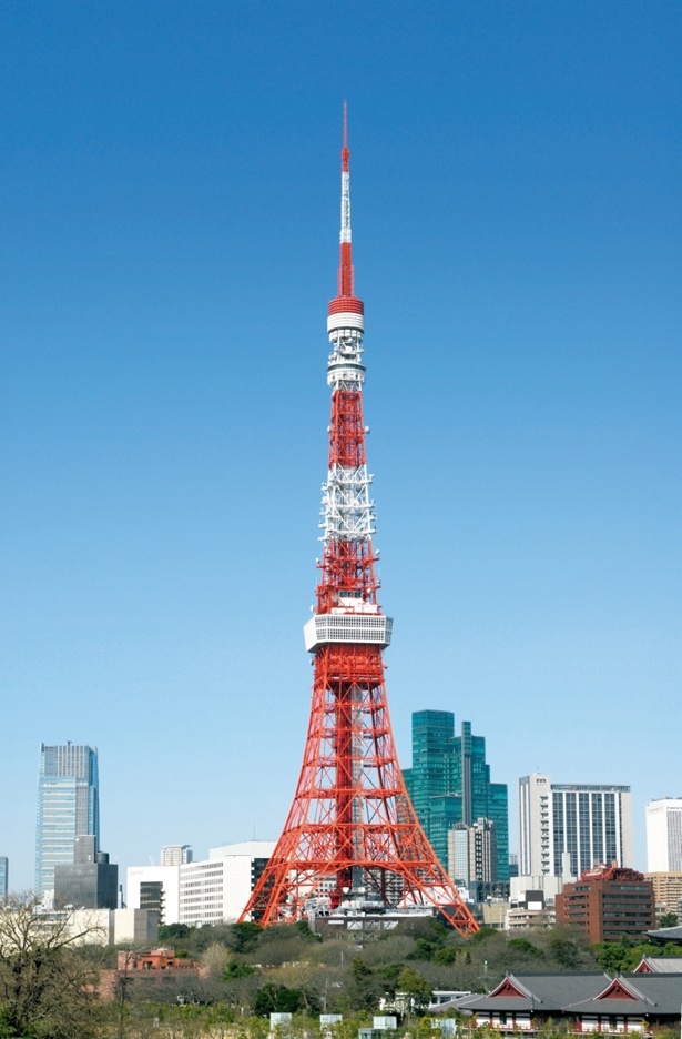 インターナショナルオレンジと白の2色が青空に映える、昼の東京タワー