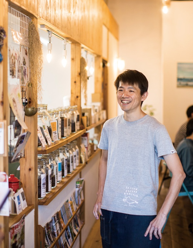 TAISHO COFFEE ROASTER / 優しい人柄が笑顔ににじみ出る田之畑さん。地元の人がひと息つきにくるのが同店の日常だ