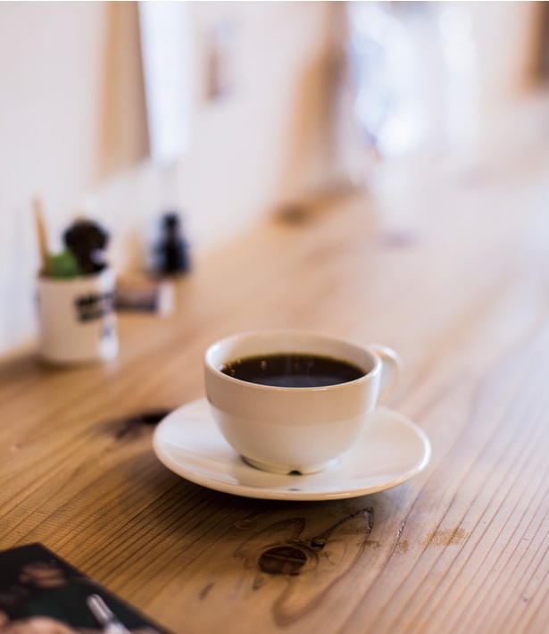 【写真を見る】TAISHO COFFEE ROASTER / おすすめのコーヒーを手ごろに楽しめる「本日のホットコーヒー」(350円・税込)