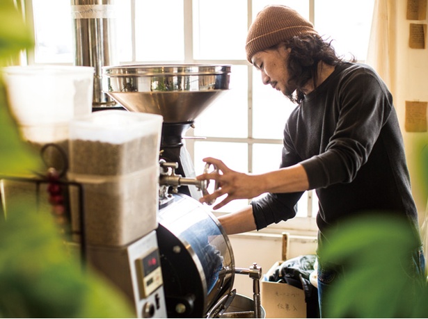 Petani coffee / 日々飲み飽きないコーヒーという開業時から変わらないテーマを掲げ、焙煎に励む竹田さん