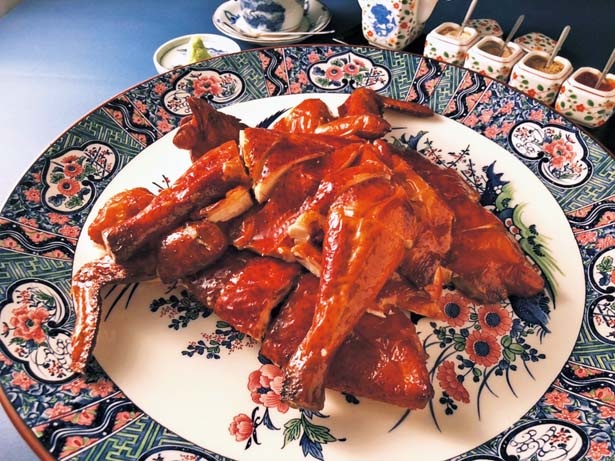 【写真を見る】「中国菜エスサワダ」の看板メニュー！クリスピーチキン(価格未定)。皮はパリッとこんがり、旨味濃厚な肉はしっとり/中華バル サワダ
