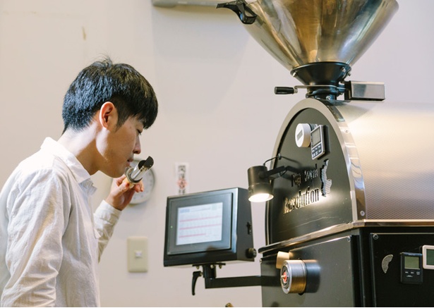 Zelkova Coffee / 田中さんは時間や色だけでなく、焙煎機に耳を近づけはぜる音にも注意を払う