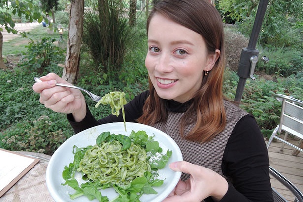 名物「コイバジ」を実食するドーキンズ英里奈さん