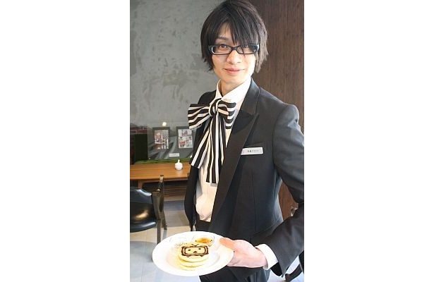 執事風の衣装で接客してくれる役者の卵たち