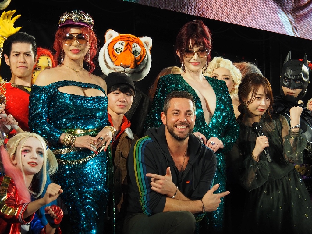 【写真を見る】『シャザム!』のザッカリー・リーヴァイ登場で会場は熱気に包まれた。叶姉妹もフォトセッション!