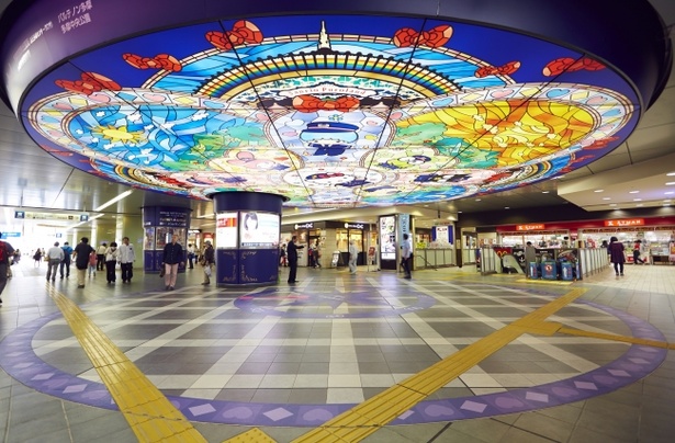 京王多摩センター駅の改札前にはキャラクターが描かれたステンドグラス風照明が