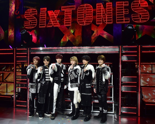 東京国際フォーラムのステージ上で囲み取材に応じるSixTONES(ストーンズ)