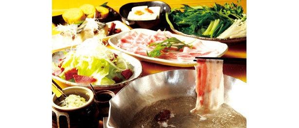 ちりり鍋(右)はやまと豚120ｇ、京野菜、豆腐のセット。写真は2人前
