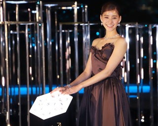 新木優子、総額1億5000万円の衣装に感激！GINZA SIX初のイルミ点灯式に登場