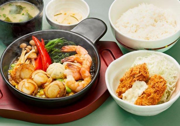 「陸奥湾帆立と海老のグリルとカキフライの和膳(ご飯・味噌汁・漬物付き)」(1099円)