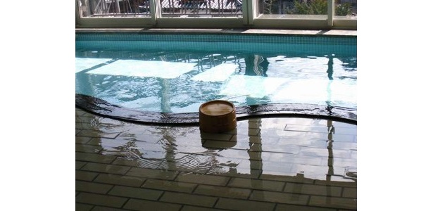 【写真】広い温泉でリフレッシュ