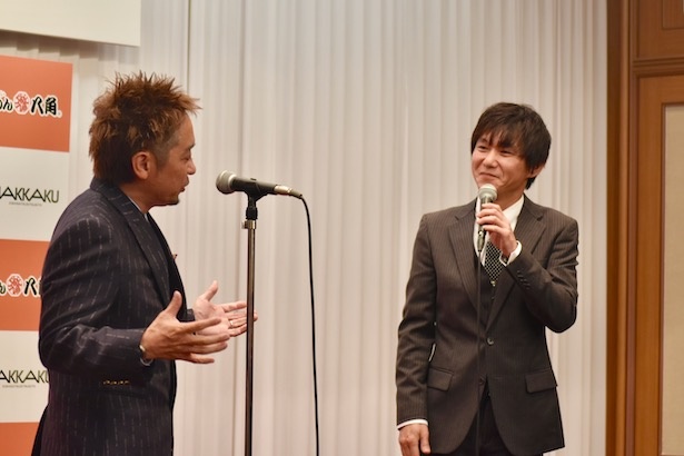 広報・北原雅樹に「話が長いようなら止めてほしい」と話す大西社長