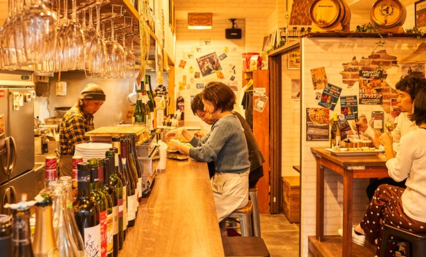 JAPALIA / カウンターは手前が立ち飲み、奥が椅子席。外の立ち飲みも開放的