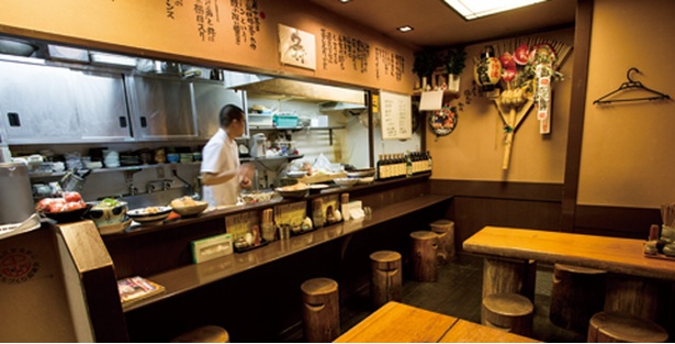 岩兵衛 / 気軽に立ち寄れる雰囲気。カウンターには大皿料理が並ぶ