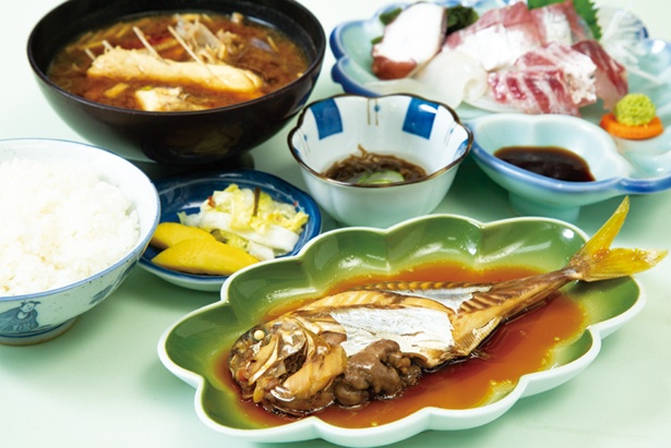 刺身や煮魚などがついて食べ応え満点の「はま美定食(あら赤だし付き)」(1200円) / はま美 本館