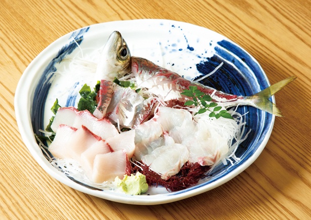 その日のおすすめが盛りだくさんの「刺身盛り合わせ」(2～3人前 3000円) / 活魚料理 海老料理 朝日屋