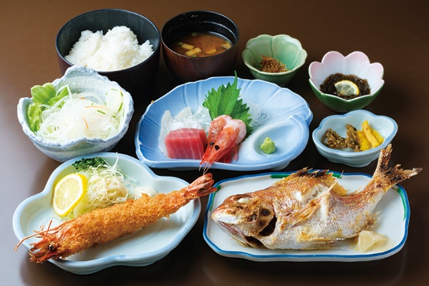 フライと刺身と焼魚(または煮魚)と贅沢な「田中や定食」(税込 2200円) / 田中屋