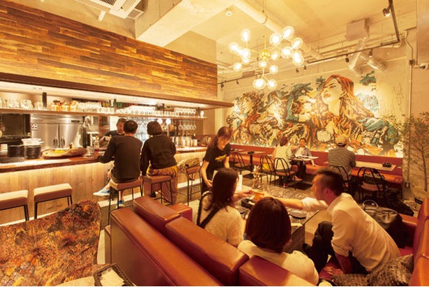 イラストレーター・山本勇気氏による壁画が店内を彩る / SPAIN CAFE＆BAR DANRO