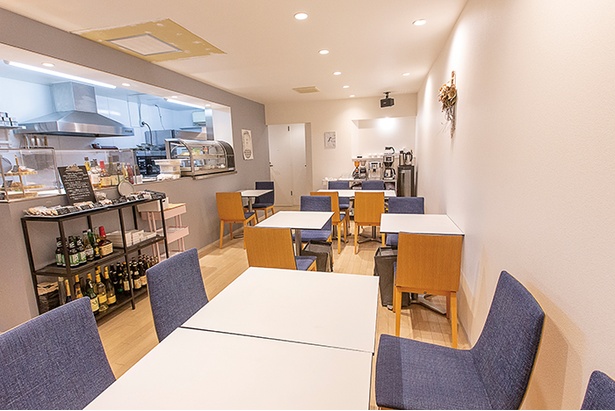 白を基調とした店内。テイクアウトの焼き菓子やデリなども、キッチン前の陳列で販売。