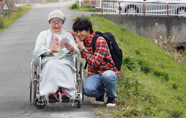 祖母・和子（渡辺美佐子）に寄り添いながら、自身の心を取り戻していく亮太