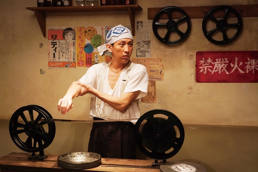 映写室の壁には様々な映画のチラシが!