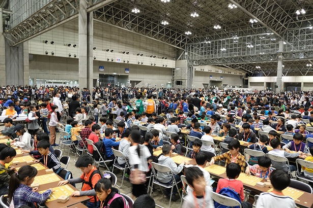 将棋日本シリーズjtプロ公式戦 テーブルマークこども大会 東京大会が開催 チビッコもプロも将棋駒を見つめる真剣な眼差しは一緒 ウォーカープラス