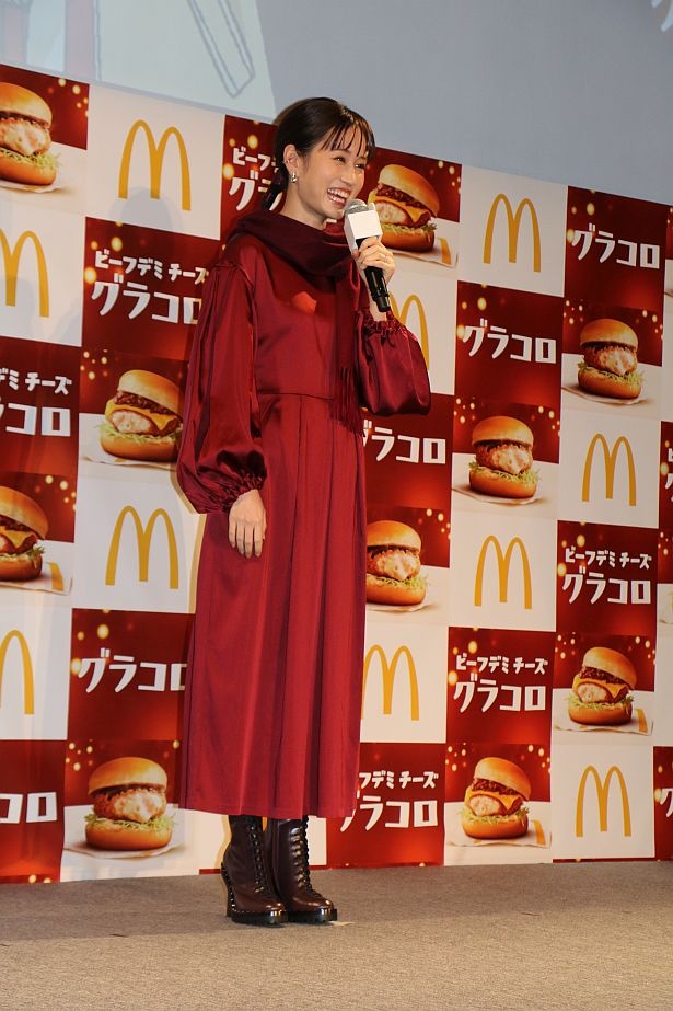 キャラクターをイメージした衣装で登場。「ポイントはマフラー」とのこと