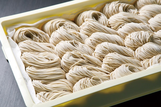 2週間熟成させて仕上げた超低加水自家製麺は、のびにくく歯応えも心地いい
