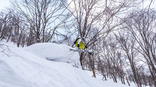 ありのままの姿の雪山を滑り降りていくバックカントリー。ゲレンデは遊ばせてもらっている感がありますが、こちらは自然を遊び尽くしている感覚をたっぷり味わえます！