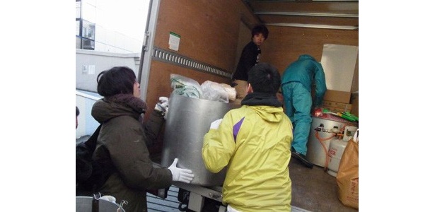 800食分の材料を車に積み、現地に入りした