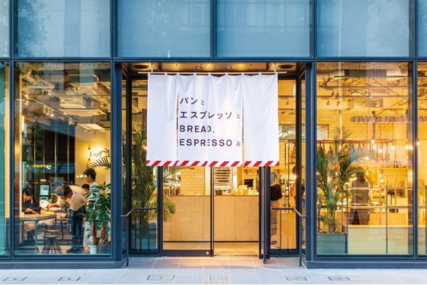 ホテルの1Fにオープン。大きな暖簾が目印だ / パンとエスプレッソと博多っと