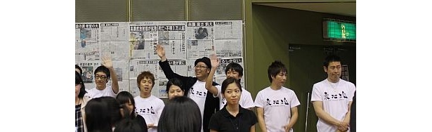 【画像】こちらは公演後、東京03やU字工事などの芸人が参加した募金活動の様子