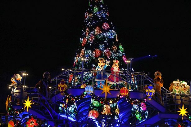 高さ約15メートルの大きなクリスマスツリーや小さなツリーのオブジェが光り輝く
