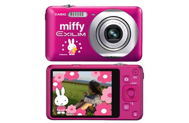 鮮やかなチェリーピンクのカメラ。「ダイナミックフォト」機能でミッフィーと一緒に写真が撮れる
