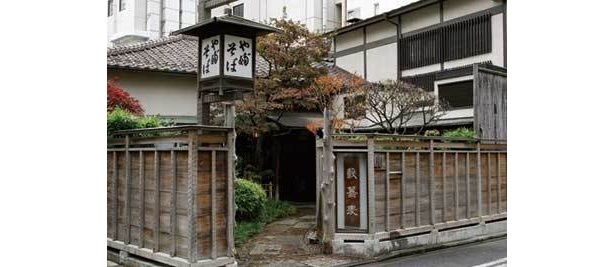 歴史を刻んだ風情を醸し出す「かんだ やぶそば」