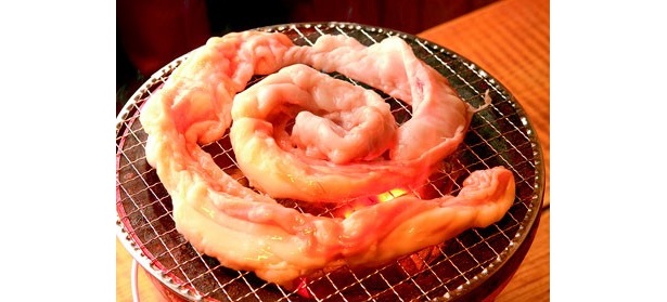 「炭火ホルモン サカイ食堂」の「とぐろホルモン」（980円）。脂の甘みとうま味が口の中でジュワッとあふれる