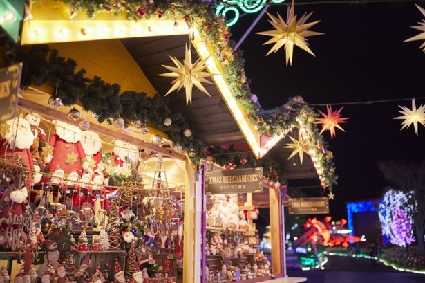 イルミネーションが輝く空間に約40もの屋台が軒を連ねる「クリスマスマーケット」