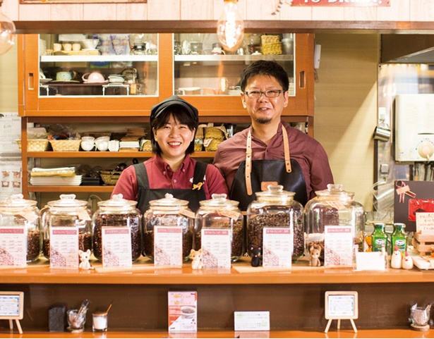 あつみ珈琲 / 笑顔で出迎える川島さん夫妻