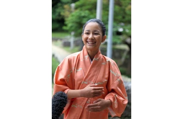 撮影後に行われた囲み取材の様子