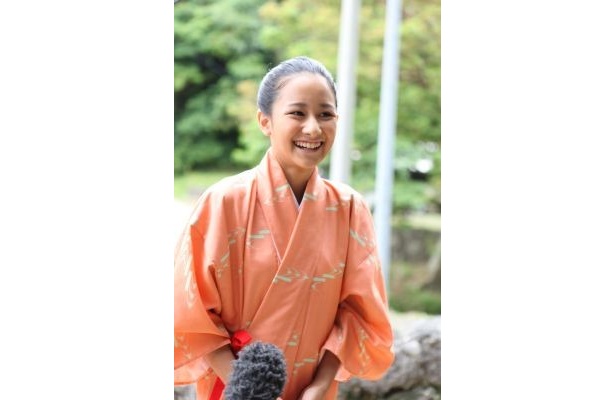 撮影後に行われた囲み取材の様子