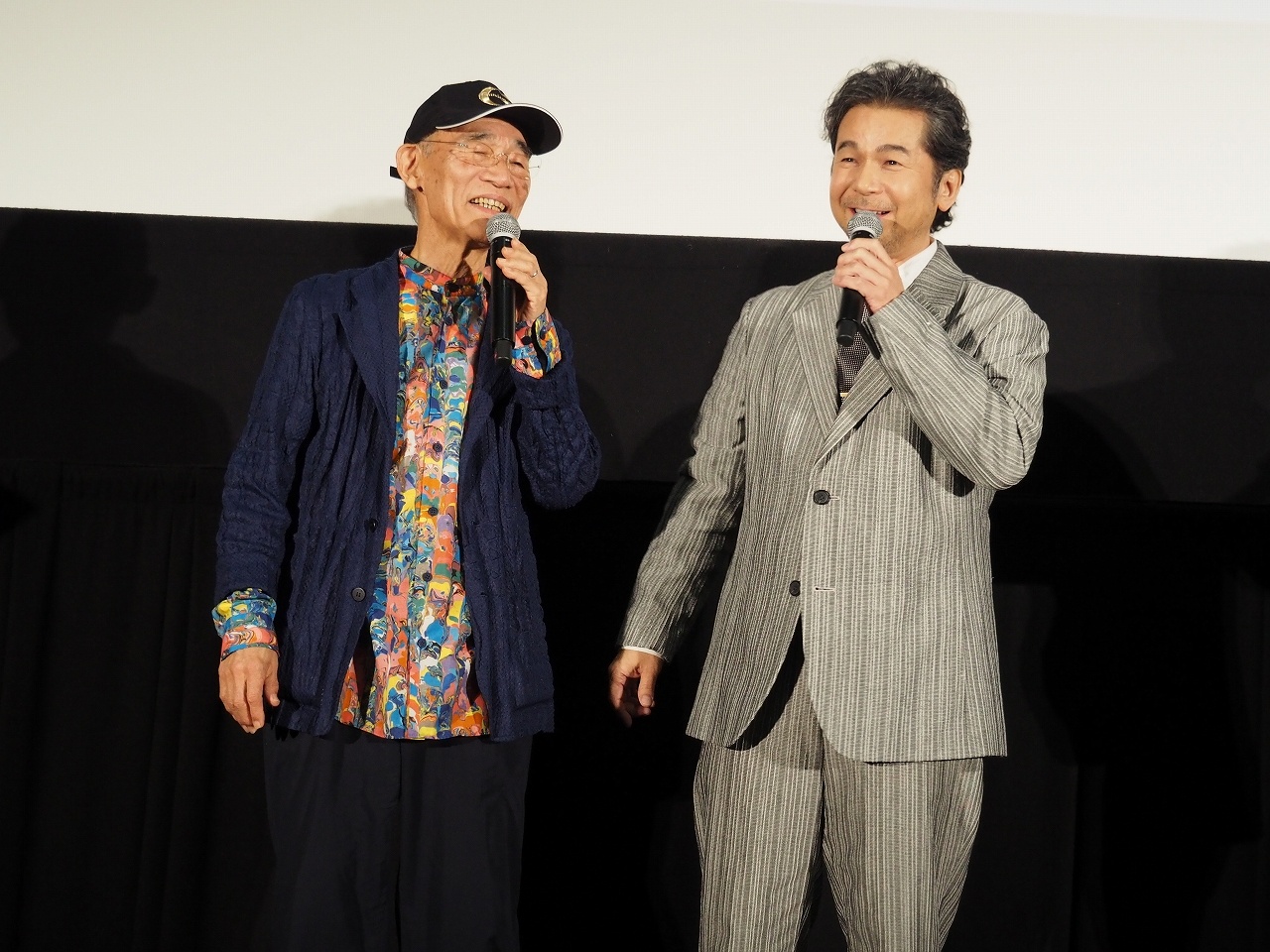 仲睦まじい姿を見せる富野由悠季総監督と、DREAMS COME TRUEの中村正人