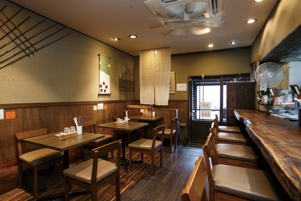 木目を基調としたシンプルな店内