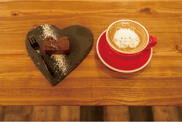 BULB COFFEE / 「カフェラテ」(写真右・500円)と「濃厚ガトーショコラ」(写真左・500円)