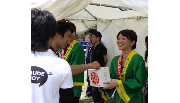 募金に協力する観客