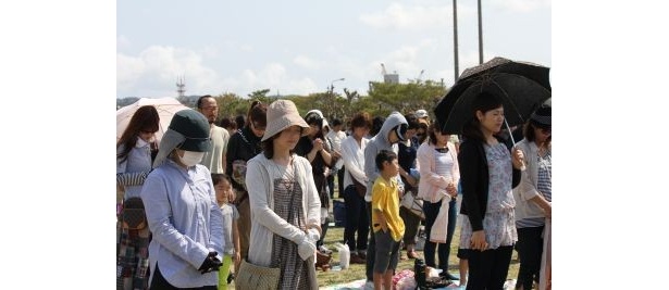 地震発生時刻の14時46分にはアーティスト、観客全員で1分間の黙祷が捧げられた